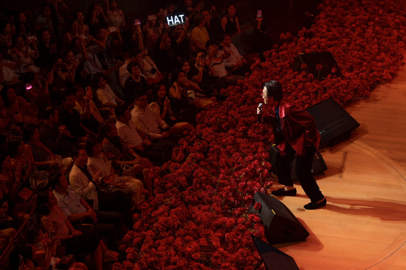 Hà Anh Tuấn biểu diễn sung và nhiệt tình tương tác với khán giả. Bên dưới là dàn hoa hồng với số lượng lên đến 20.000 bông. Hà Anh Tuấn biểu diễn sung và nhiệt tình tương tác với khán giả. Bên dưới là dàn hoa hồng với số lượng lên đến 20.000 bông.