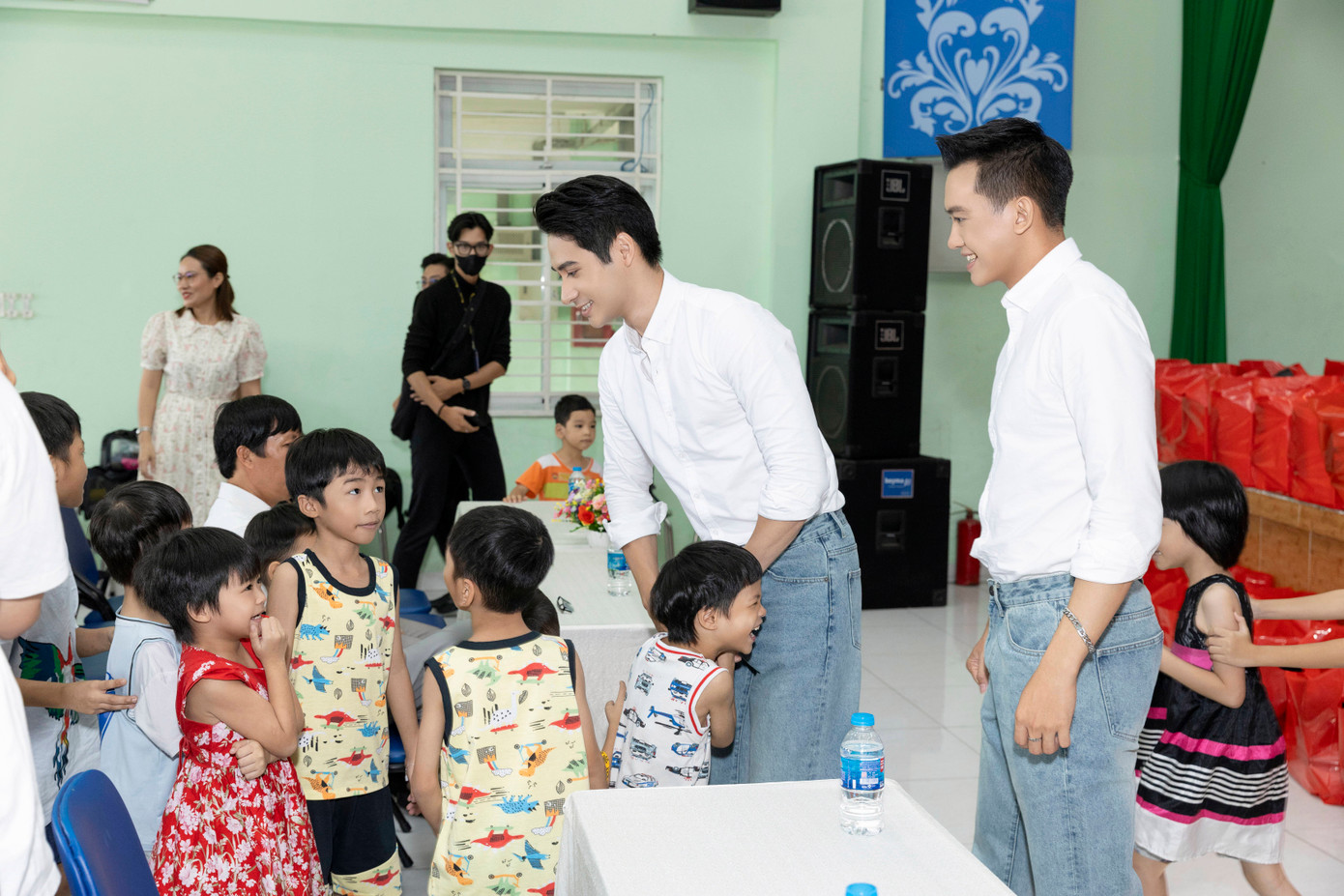 Nam vương Tuấn Ngọc và Á vương Ta Bi, Minh Toại trao quà trung thu sớm cho trẻ em sống tại Trung tâm Bảo trợ Trẻ em Tam Bình.