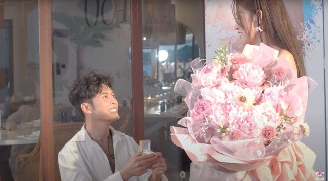 Gin Tuấn Kiệt cầu hôn Puka đúng ngày kỷ niệm 4 năm yêu nhau. Hội bạn của Puka gồm MC Đại Nghĩa, Huỳnh Lập, Jun Phạm, Minh Tú, Duy Khánh... lên kế hoạch yêu cầu nữ diễn viên đi quay quảng cáo, sau đó Gin Tuấn Kiệt bất ngờ xuất hiện quỳ gối trao nhẫn cho Puka.