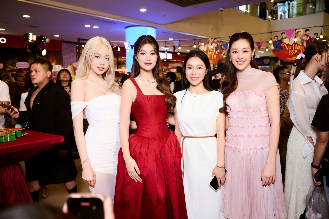 Hoa hậu Thanh Thủy tạo hình khác lạ khi đến ủng hộ Thiên Ân. Hoa hậu Khánh Vân diện trang phục họa tiết nhẹ nhàng khi đến xem suất chiếu sớm của Nụ hôn bạc tỷ.