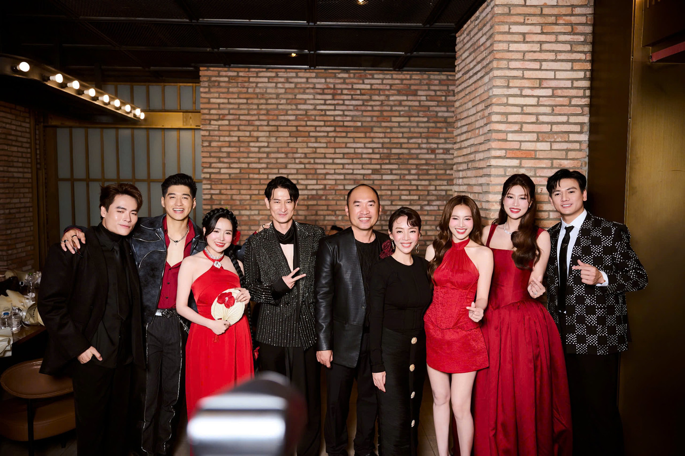 Tối 24/1, buổi ra mắt phim điện ảnh Nụ hôn bạc tỷdiễn ra ở TPHCM. Đây là bộ phim đầu tay do Thu Trang đạo diễn. Sự kiện quy tụ dàn diễn viên chính gồm Hoa hậu Thiên Ân, Ma Ran Đô, Lê Xuân Tiền, Võ Tấn Phát, Tiến Luật... Thu Trang đảm nhận nhiều vai trò trong phim từ đạo diễn, nhà sản xuất cho đến diễn viên thứ chính.