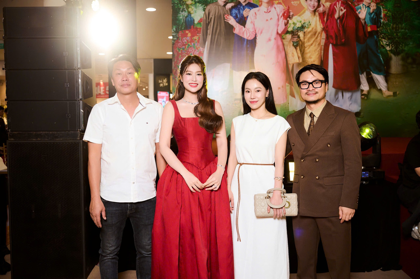 Cha của Thiên Ân đến ủng hộ con gái đóng vai chính đầu tiên trong phim điện ảnh. Trước đó, Miss Grand Vietnam 2022 nói cô hiểu nỗi đau mất mẹ, có thể đồng cảm với nhân vật nữ chính trong Nụ hôn bạc tỷ.