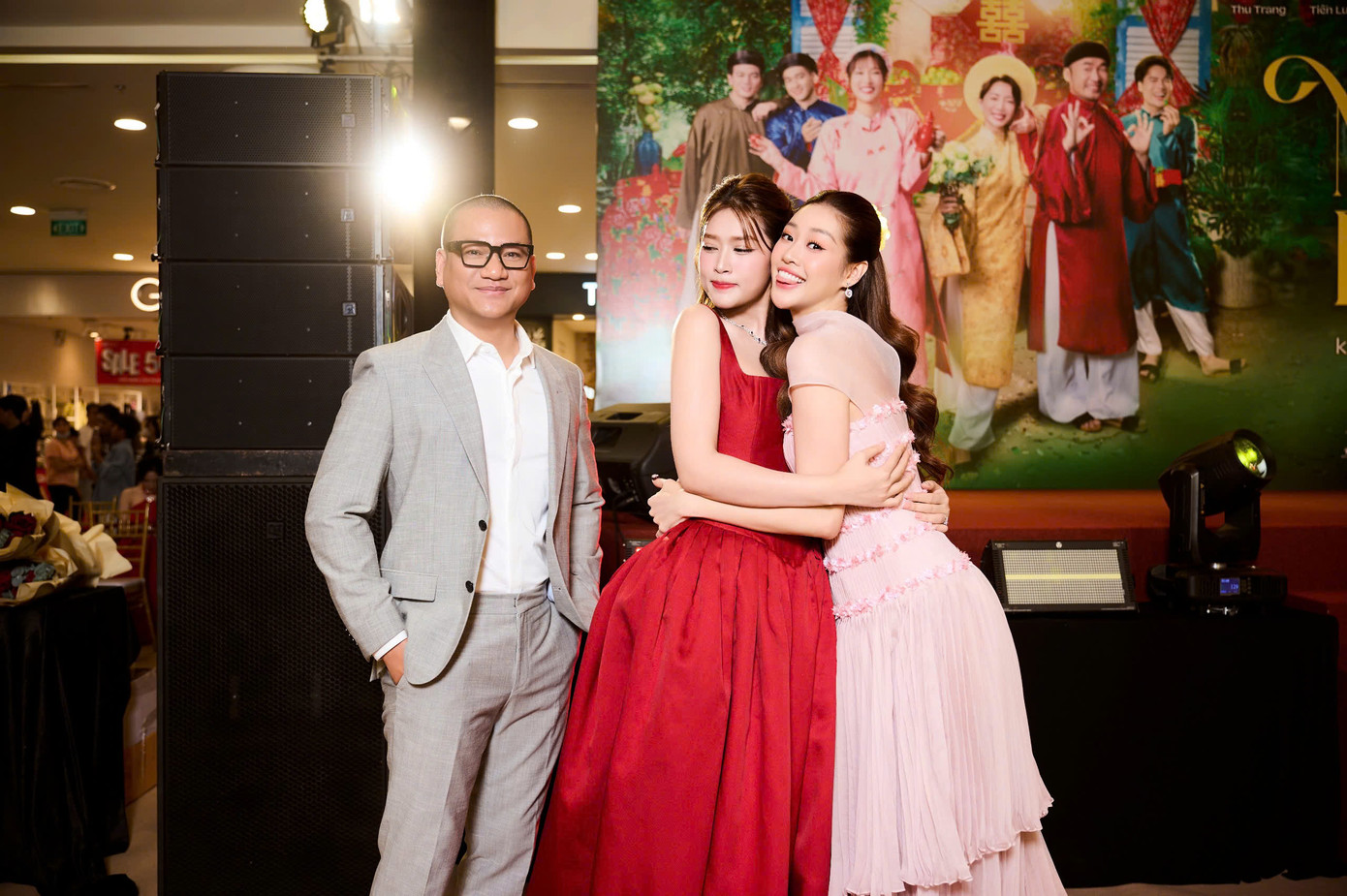 Khoảnh khắc thân thiết của Hoa hậu Thiên Ân và Khánh Vân tại buổi chiếu sớm.