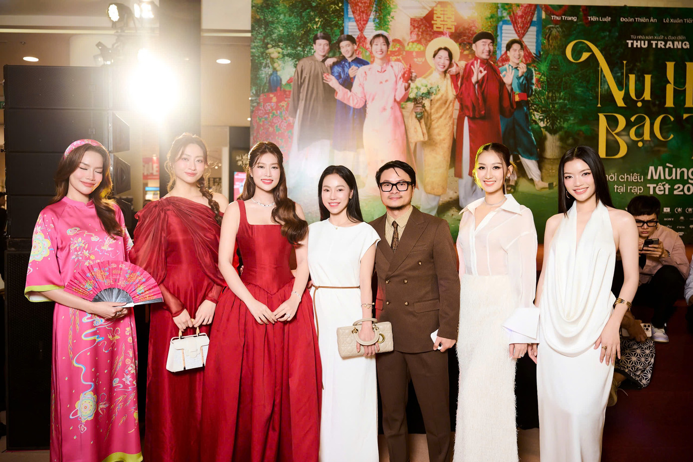 Vợ chồng đạo diễn Hoàng Nhật Nam và dàn Hoa hậu Lê Hoàng Phương, Lương Thùy Linh, Quế Anh và Á hậu Bích Tuyền mặc trang phục không khí ngày Tết ủng hộ Thiên Ân ra mắt phim.
