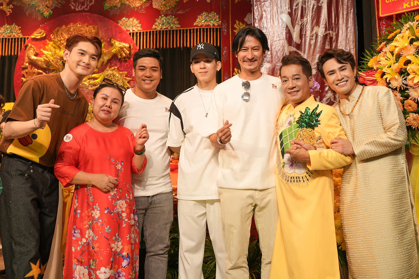 Huy Khánh cạnh dàn nghệ sĩ, nhân viên của sân khấu &quot;thầy&quot; Minh Nhí.