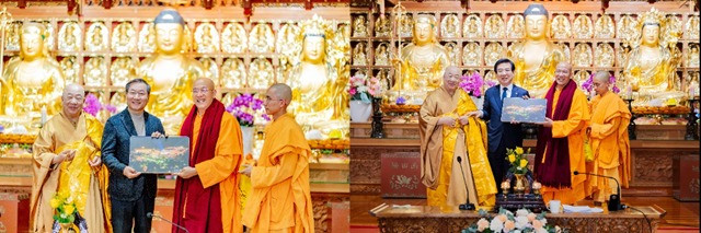 Thầy Thích Trúc Thái Minh tặng quà đến hai vị lãnh đạo thành phố: ông Yoo Jeong-bok (bên trái) và ông Jeong Il-young (bên phải).
