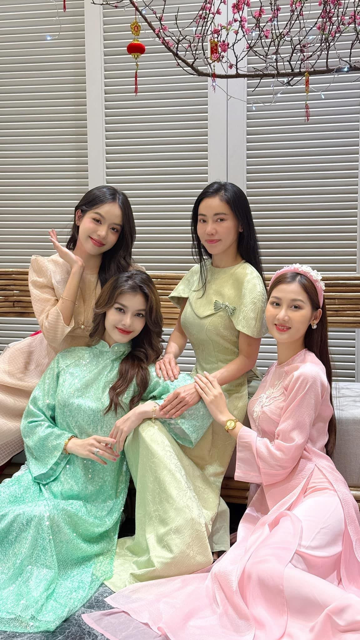 Hoa hậu Thanh Thủy, Á hậu Kiều Loan, Chủ tịch Miss Grand Vietnam 2024 và đương kim Miss Grand Vietnam Quế Anh khoe sắc trong tà áo dài truyền thống. Video hai hoa hậu và á hậu đu trend nhảy nhạc Tết nhận nhiều lượt tương tác của khán giả.