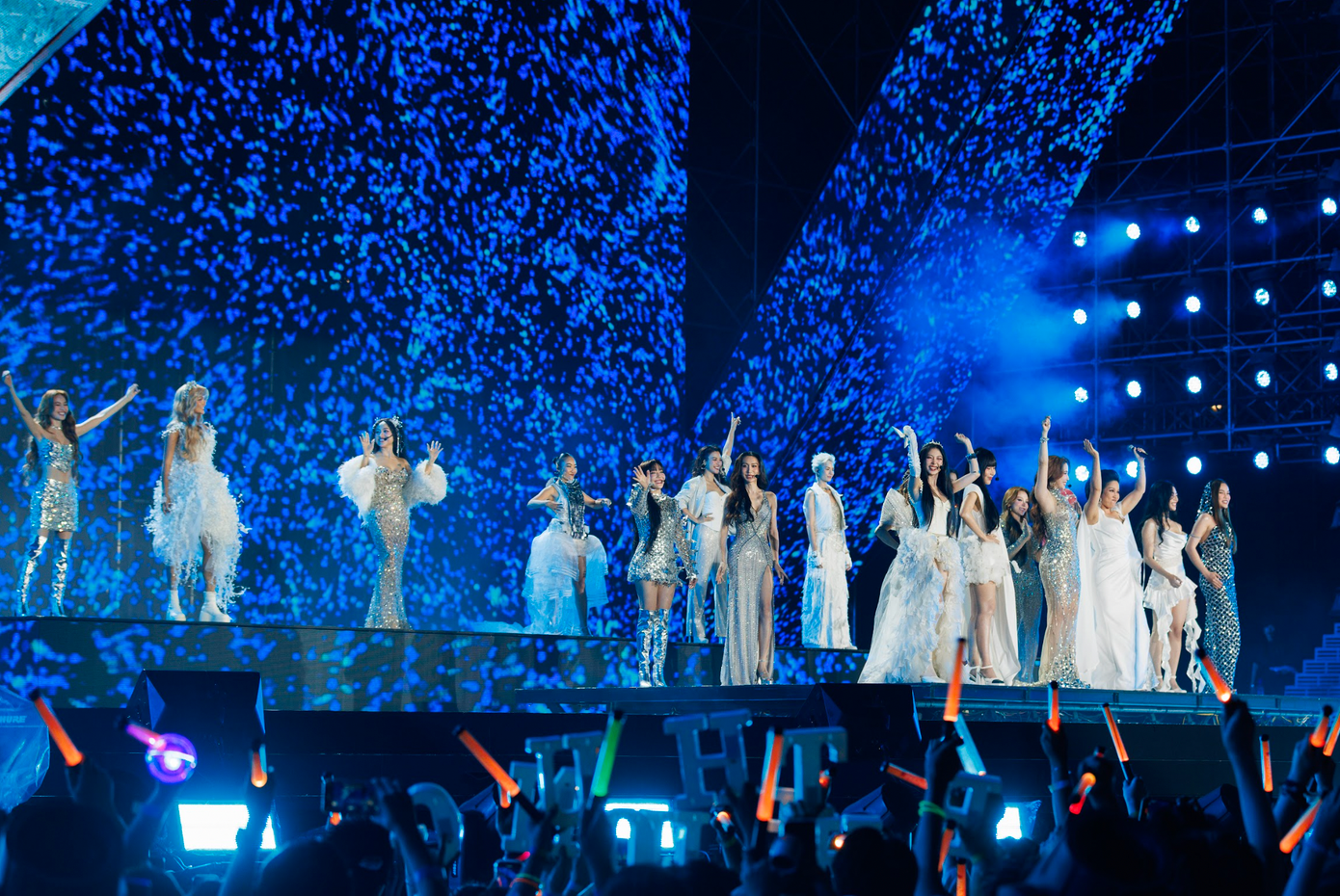 48 chị đẹp diễn hai ca khúc chủ đề của hai mùa là Nơi bình minh đầy nắng và Ngôi sao giữa thiên hà.