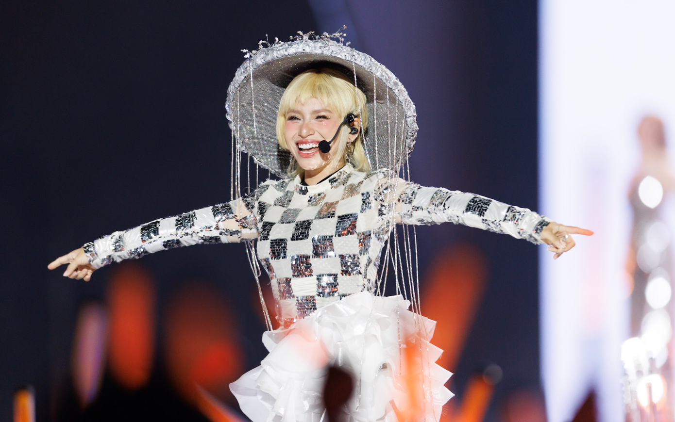 Trên sân khấu, dàn chị đẹp có dịp trưng trổ với đa dạng tạo hình bắt mắt, những bộ đồ tua rua, bắt trend, phụ kiện lấp lánh...