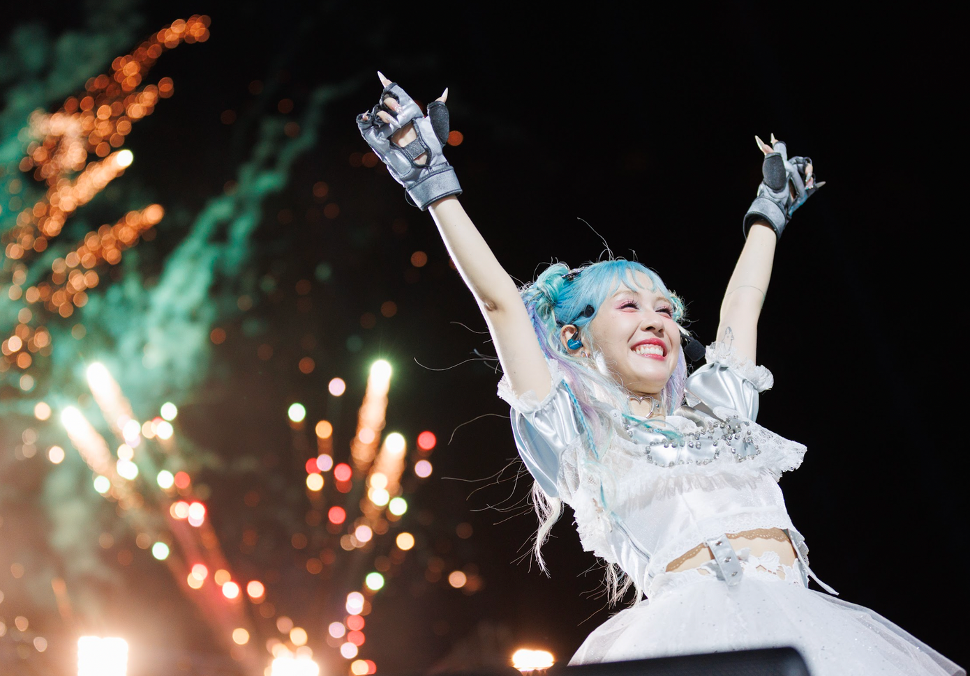 Tổng thể chương trình được dàn dựng công phu với quy mô số lượng ca khúc hơn 50 bài hát và gần 50 màn trình diễn. Sân khấu được thiết kế với hệ thống màn hình led hiện đại, số lượng lớn và kết hợp mô hình sân khấu nâng cộng thêm cầu xoay ấn tượng.