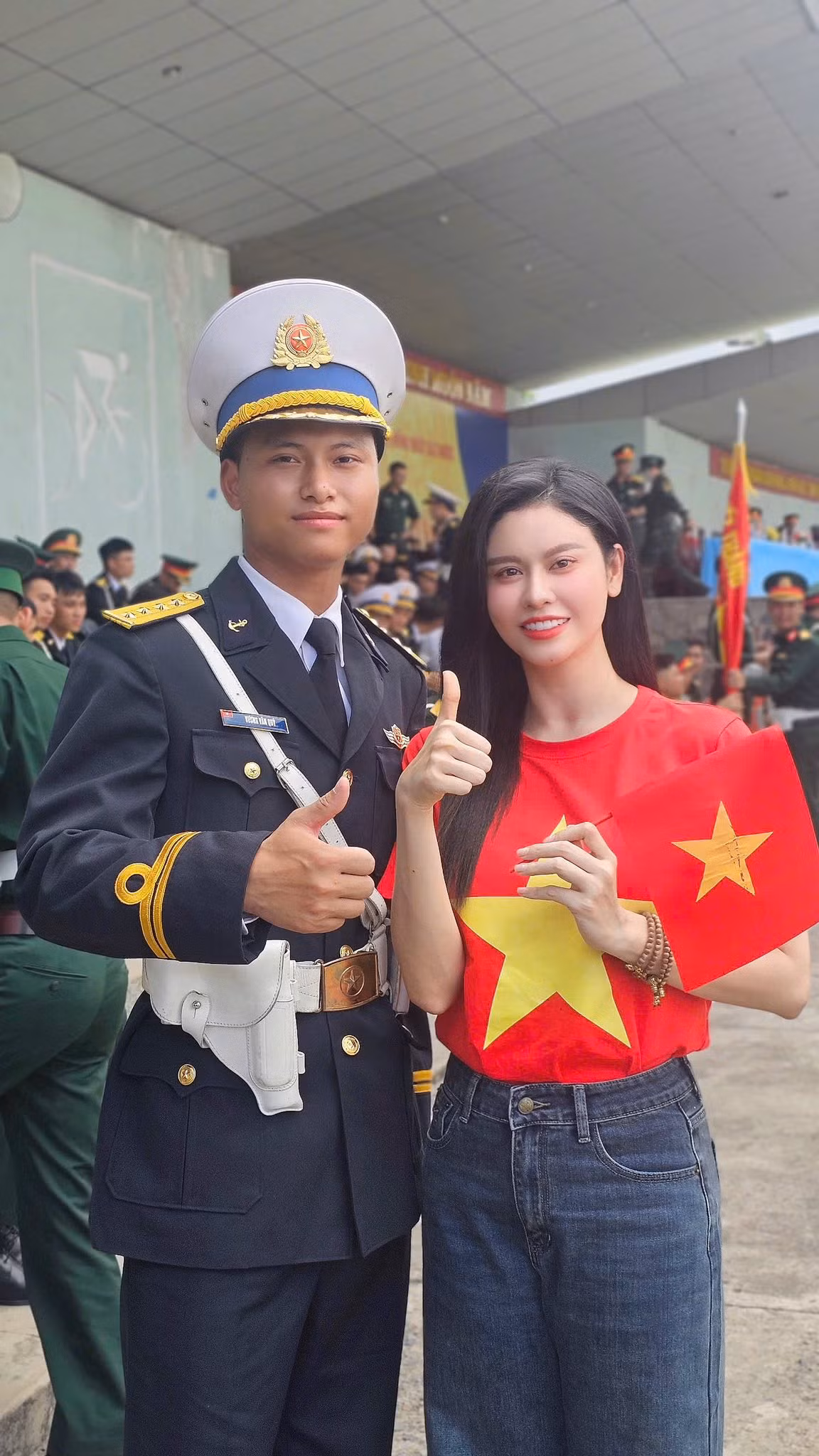 Từ giữa tháng 4, showbiz Việt rộn ràng, hòa cùng không khí hướng đến lễ kỷ niệm 50 năm Ngày Giải phóng miền Nam (30/4/1975-30/4/2025) của người dân cả nước. Trương Quỳnh Anh cho biết cô tự hào khi được biểu diễn, góp phần công sức nhỏ cùng nhiều nghệ sĩ, mang niềm vui đến các chiến sĩ trong khuôn khổ hợp luyện diễu binh tại TPHCM.