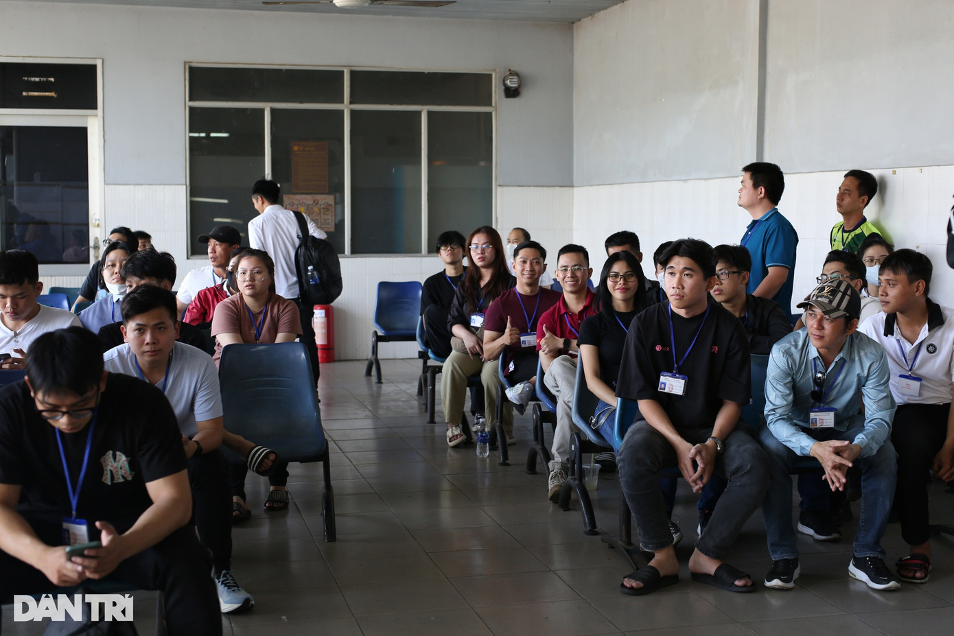 Học viên đang thực hiện thi lý thuyết trong phòng thi và chờ thi thực hành ở Trung tâm sát hạch lái xe Củ Chi (Ảnh: An Huy). Học viên đang thực hiện thi lý thuyết trong phòng thi và chờ thi thực hành ở Trung tâm sát hạch lái xe Củ Chi (Ảnh: An Huy).