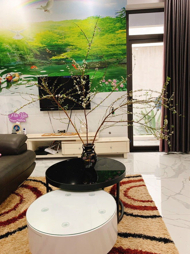 Ngoài ảnh đời thường, cộng đồng mạng còn quan tâm đến gia cảnh của tân hoa hậu. Huỳnh Trần Ý Nhi cho biết cha cô là giám đốc công ty xây dựng. Trên trang cá nhân, người đẹp sinh năm 2002 thỉnh thoảng đăng ảnh ngôi nhà ở Bình Định.