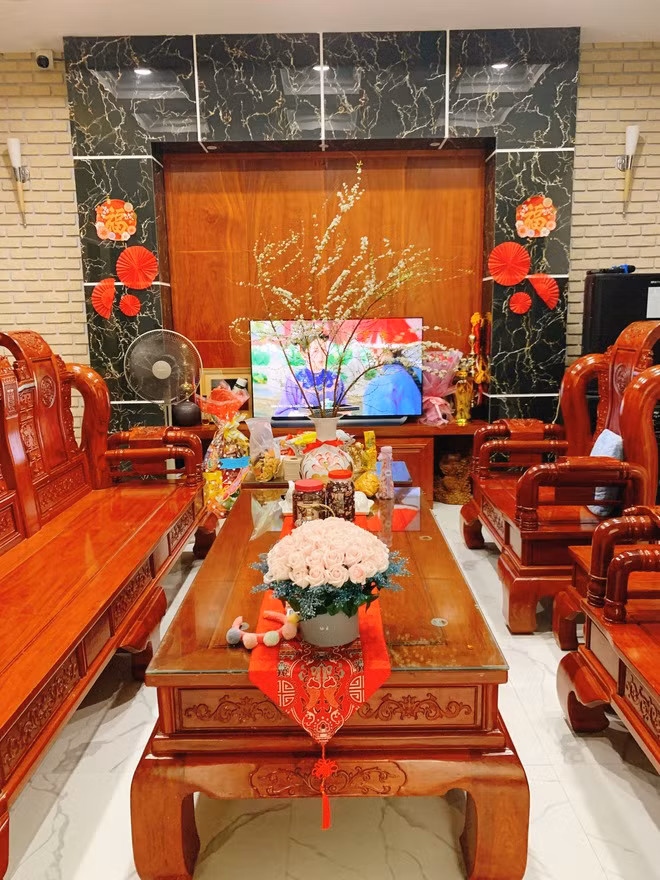 Ngoài ảnh đời thường, cộng đồng mạng còn quan tâm đến gia cảnh của tân hoa hậu. Huỳnh Trần Ý Nhi cho biết cha cô là giám đốc công ty xây dựng. Trên trang cá nhân, người đẹp sinh năm 2002 thỉnh thoảng đăng ảnh ngôi nhà ở Bình Định.