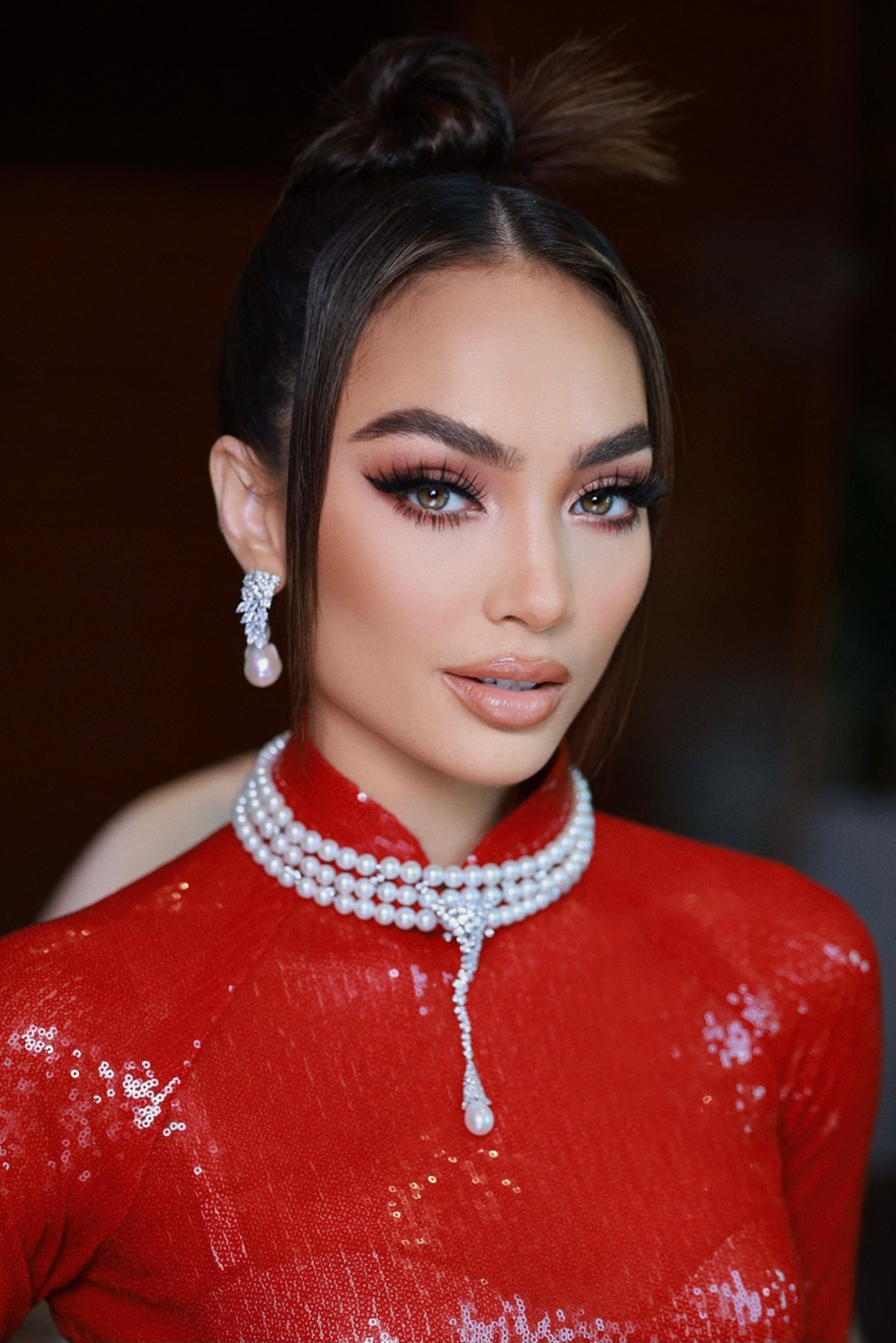 Vốn có gương mặt sắc sảo, R'Bonney Gabriel được trang điểm nhẹ nhàng, phù hợp hơn trong tà áo dài Việt.