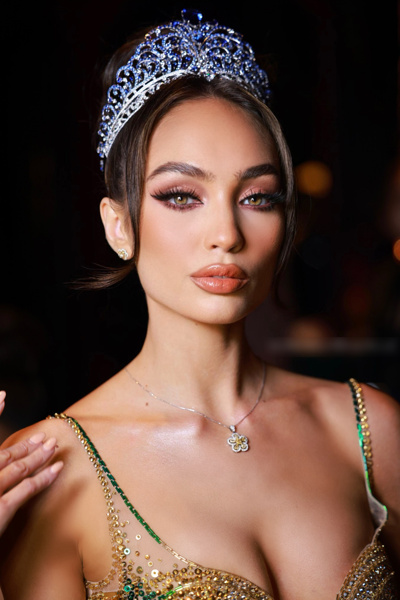 Nhan sắc đương kim Hoa hậu Hoàn vũ người Mỹ dưới tài trang điểm của chuyên gia Việt Nam.