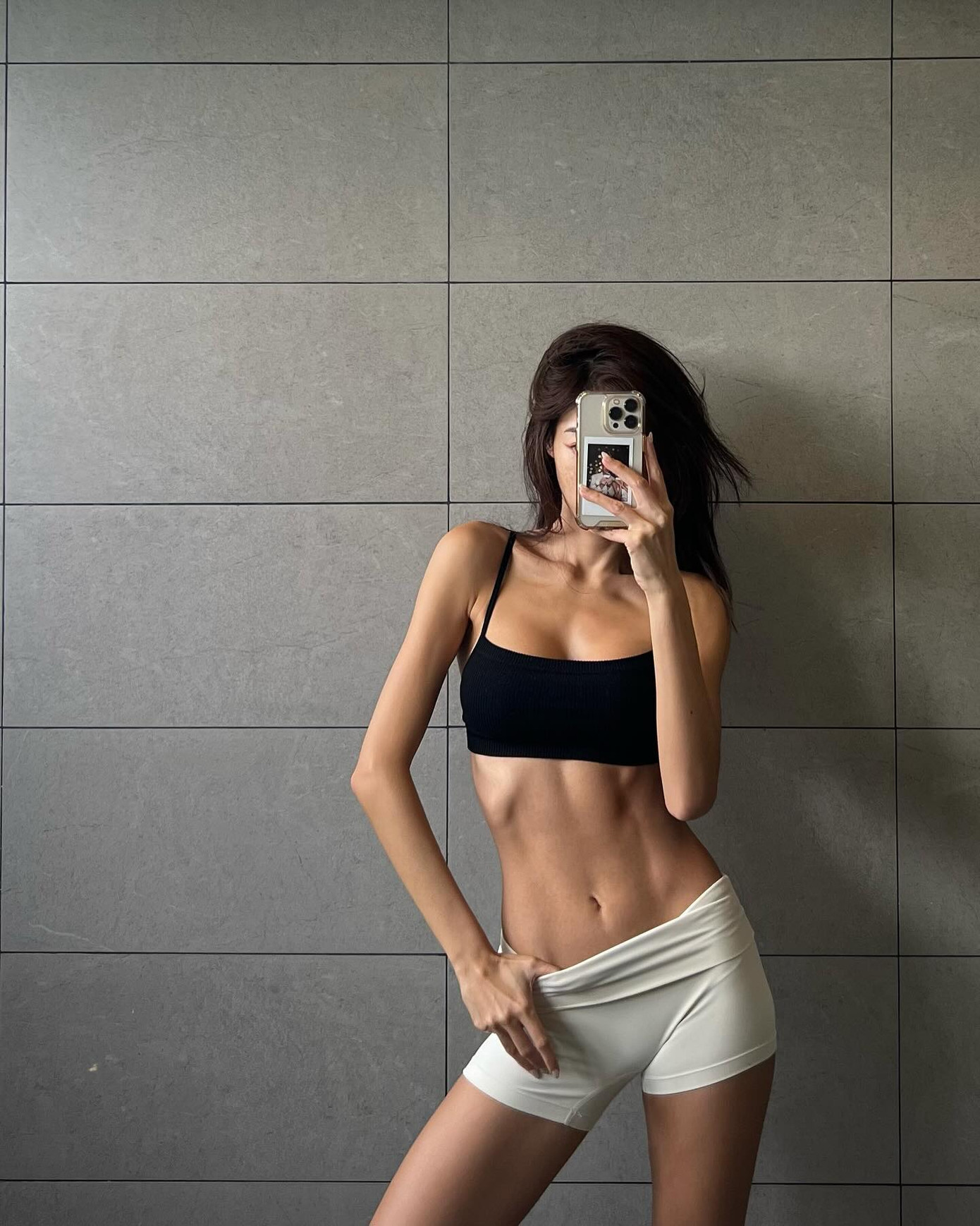 Gypsy Keeratin được người hâm mộ khen có vóc dáng săn chắc, cơ bụng nổi múi. Cô thường xuyên đăng lên mạng xã hội ảnh tập luyện trong phòng tập, khoe vóc dáng thon gọn.