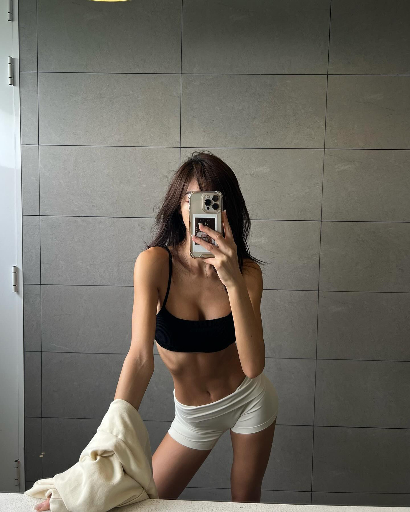 Gypsy Keeratin được người hâm mộ khen có vóc dáng săn chắc, cơ bụng nổi múi. Cô thường xuyên đăng lên mạng xã hội ảnh tập luyện trong phòng tập, khoe vóc dáng thon gọn.