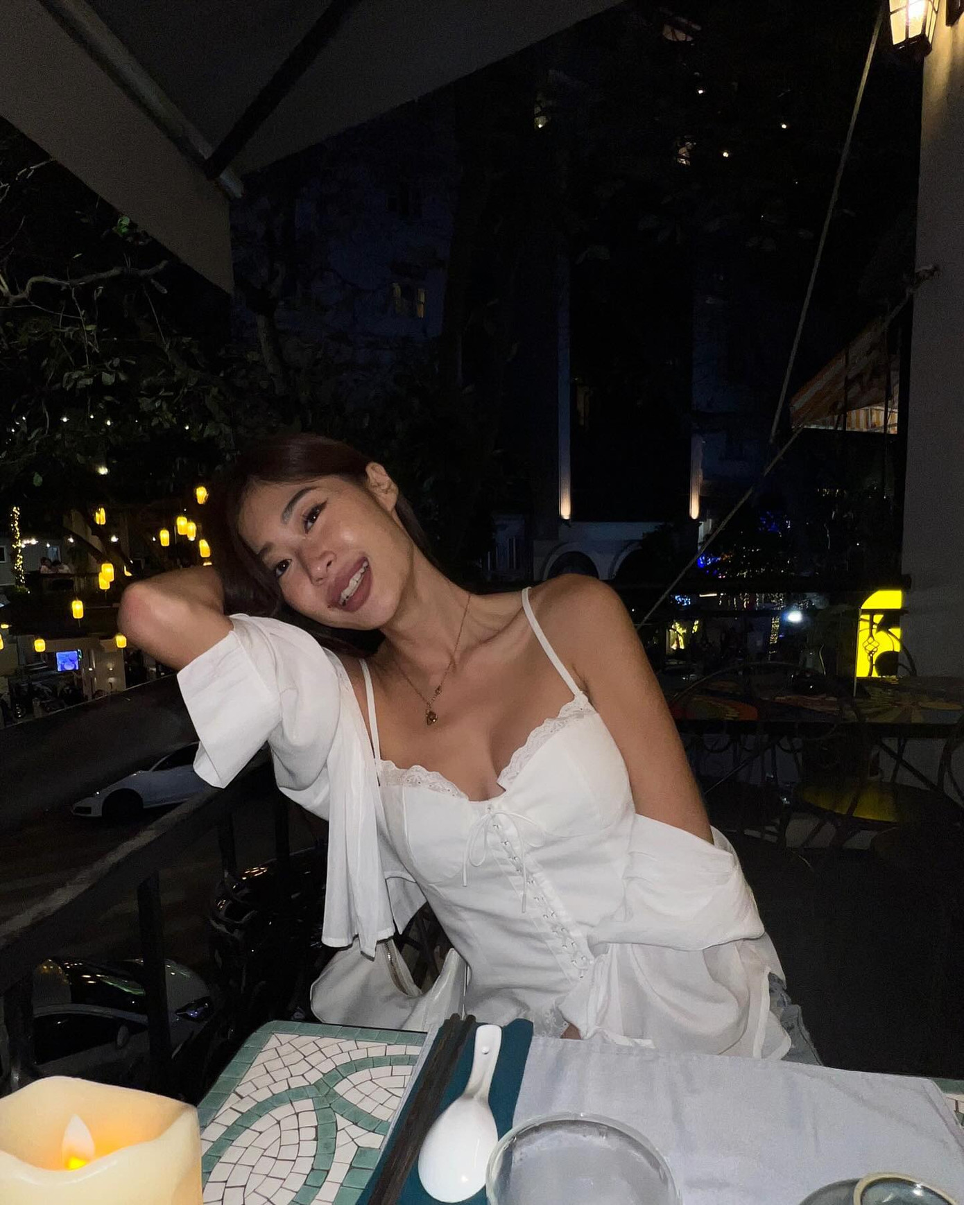 Khoảnh khắc Gypsy Keerati chụp ảnh tại phố cổ vào tối muộn. Nữ diễn viên liên tục đăng ảnh trong thời gian du lịch tại Việt Nam.