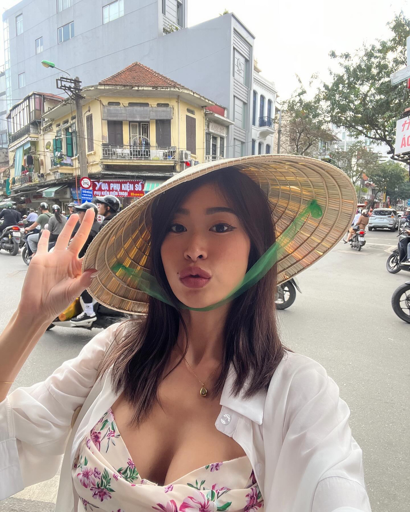 Sắc vóc nổi bật của Gypsy Keerati khi du lịch Việt Nam.