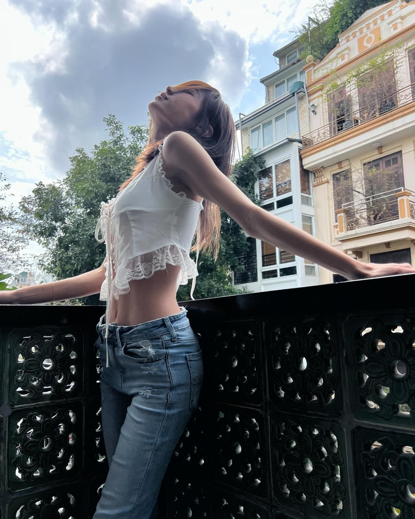 Dưới phần bình luận, người hâm mộ Thái Lan và Việt Nam dành nhiều lời khen về vóc dáng của Gypsy Keerati như &quot;Cơ bụng nổi múi đáng mơ ước&quot;, &quot;Có cách nào có được cơ bụng giống cô ấy không?&quot;...