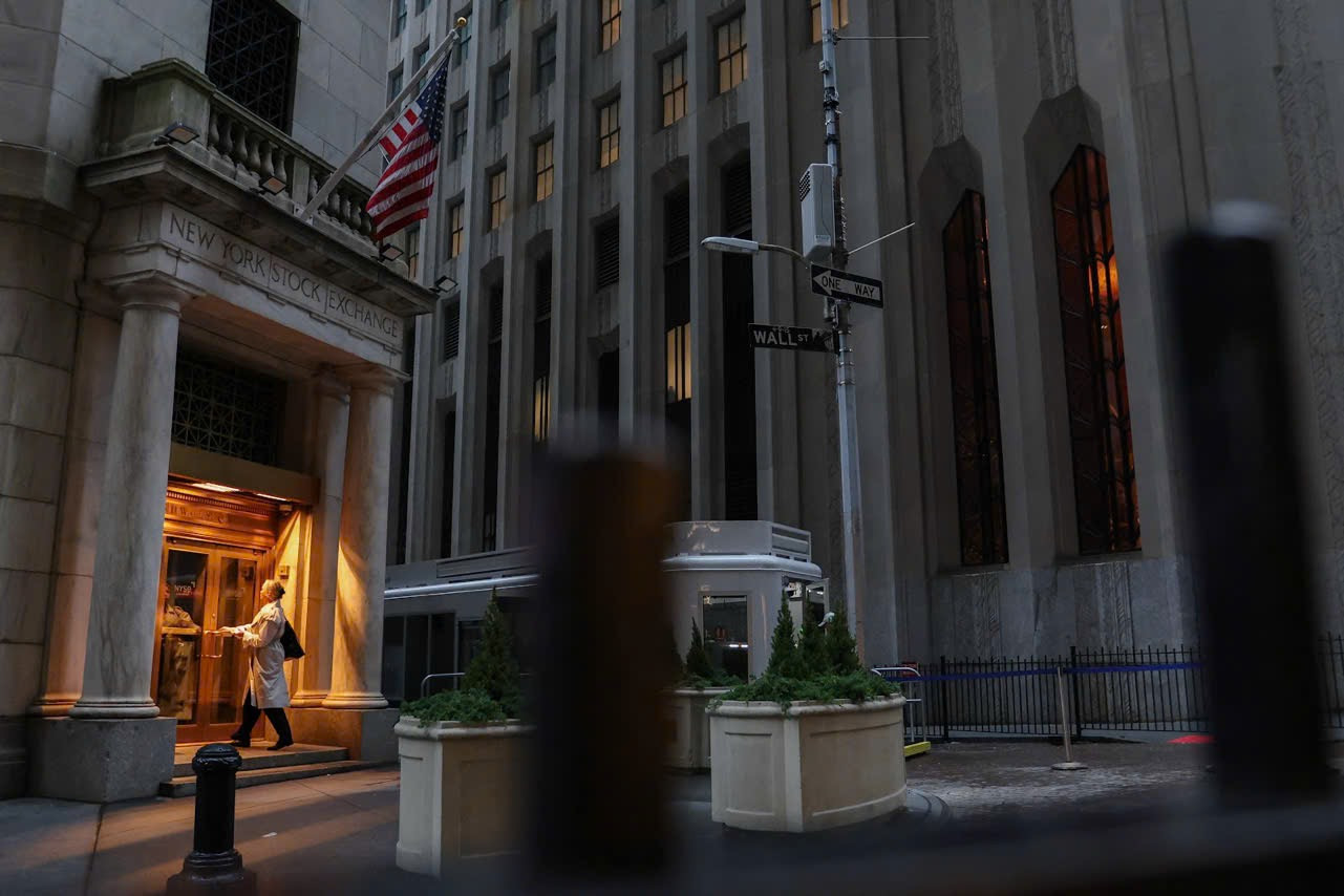 Cổ phiếu lao dốc trước tình hình kinh tế bất ổn.