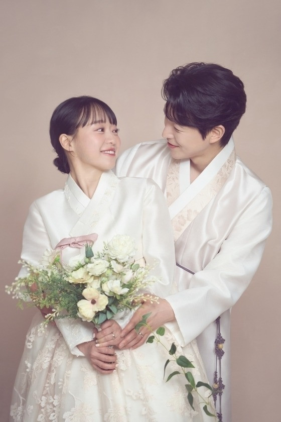 Bộ ảnh theo phong cách cổ điển và cận đại của Kang Doo Hyun và Bae Doo Hoon.