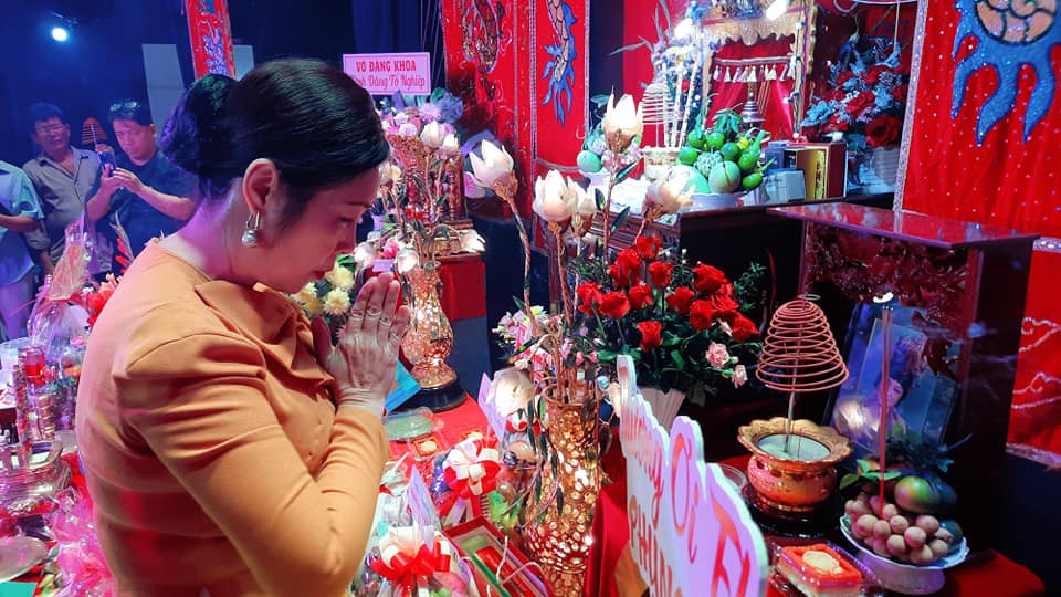 Nhiều lần chia sẻ khó duy trì, bà bầu Hồng Vân vẫn tâm huyết với sân khấu kịch. Nữ nghệ sĩ tổ chức cúng Tổ trang trọng sau khi khai trương vở mới vài ngày.