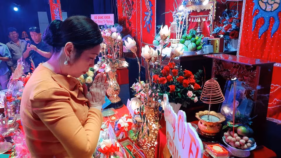 Nhiều lần chia sẻ khó duy trì, bà bầu Hồng Vân vẫn tâm huyết với sân khấu kịch. Nữ nghệ sĩ tổ chức cúng Tổ trang trọng sau khi khai trương vở mới vài ngày.