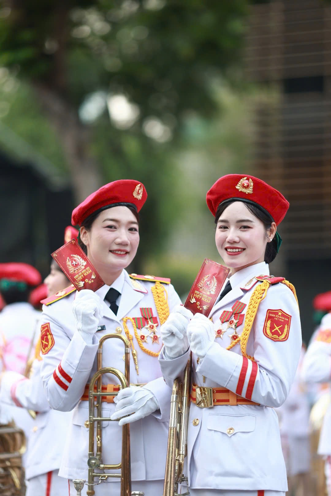 Khối nữ Quân nhạc có nhiệm vụ mở màn diễu binh với âm thanh hùng tráng, ngân vang. Hai nữ chiến sĩ giữ nụ cười tươi trước ống kính trước khi bước vào chương trình chính của đại lễ kỷ niệm 50 năm Ngày Giải phóng miền Nam, thống nhất đất nước (30/4/1975-30/4/2025).