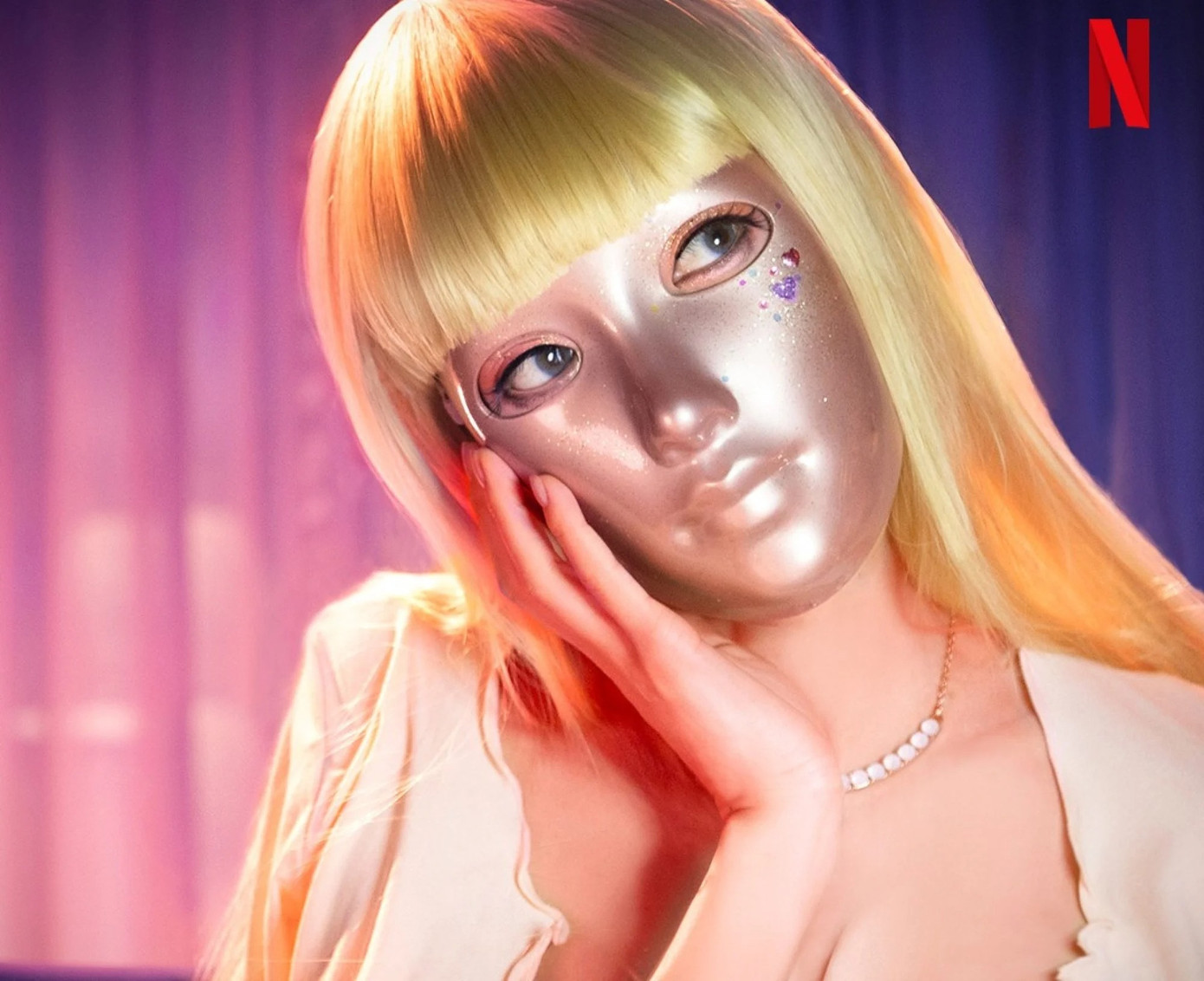 Go Hyun Jung (Reflection of You) đóng vai Kim Mo Mi trong Mask Girl. Tác phẩm kể về cô công nhân bình thường ngày càng mặc cảm ngoại hình. Mỗi buổi tối, cô livestream với biệt danh cô gái mang mặt nạ. Cô không ngờ bị kéo vào vụ việc liên quan đến đồng nghiệp là Joo Oh Nam (Ahn Jae Hong đóng) và mẹ của anh ấy là Kim Kyung Ji.