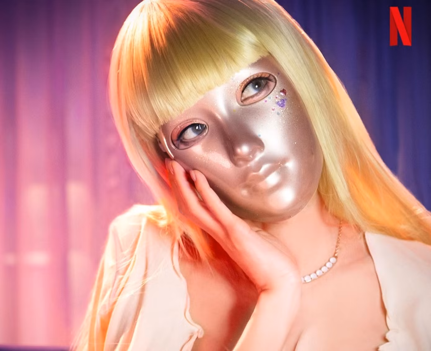 Go Hyun Jung (Reflection of You) đóng vai Kim Mo Mi trong Mask Girl. Tác phẩm kể về cô công nhân bình thường ngày càng mặc cảm ngoại hình. Mỗi buổi tối, cô livestream với biệt danh cô gái mang mặt nạ. Cô không ngờ bị kéo vào vụ việc liên quan đến đồng nghiệp là Joo Oh Nam (Ahn Jae Hong đóng) và mẹ của anh ấy là Kim Kyung Ji.
