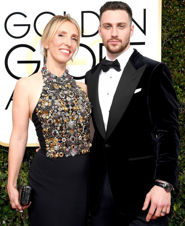 Sam Taylor-Wood và Aaron Johnson (trái) cùng Hugh Jackman và Deborra-Lee Furness là hai cuộc tình lệch tuổi nổi tiếng ở Hollywood. Sam Taylor-Wood và Aaron Johnson (trái) cùng Hugh Jackman và Deborra-Lee Furness là hai cuộc tình lệch tuổi nổi tiếng ở Hollywood.
