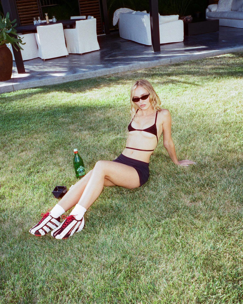 Mẫu áo gây sóng gió của nữ chính Jocelyn trong The Idol có giá 194,2 USD. Chân váy ngắn cũn đến từ thương hiệu Guizio giá 228 USD cùng giày thể thao cổ thấp Diesel Prototype lên đến 196 USD. Tổng giá trị bộ trang phục trong phim của Lily-Rose Depp là 618,2 USD (khoảng 14,5 triệu đồng).