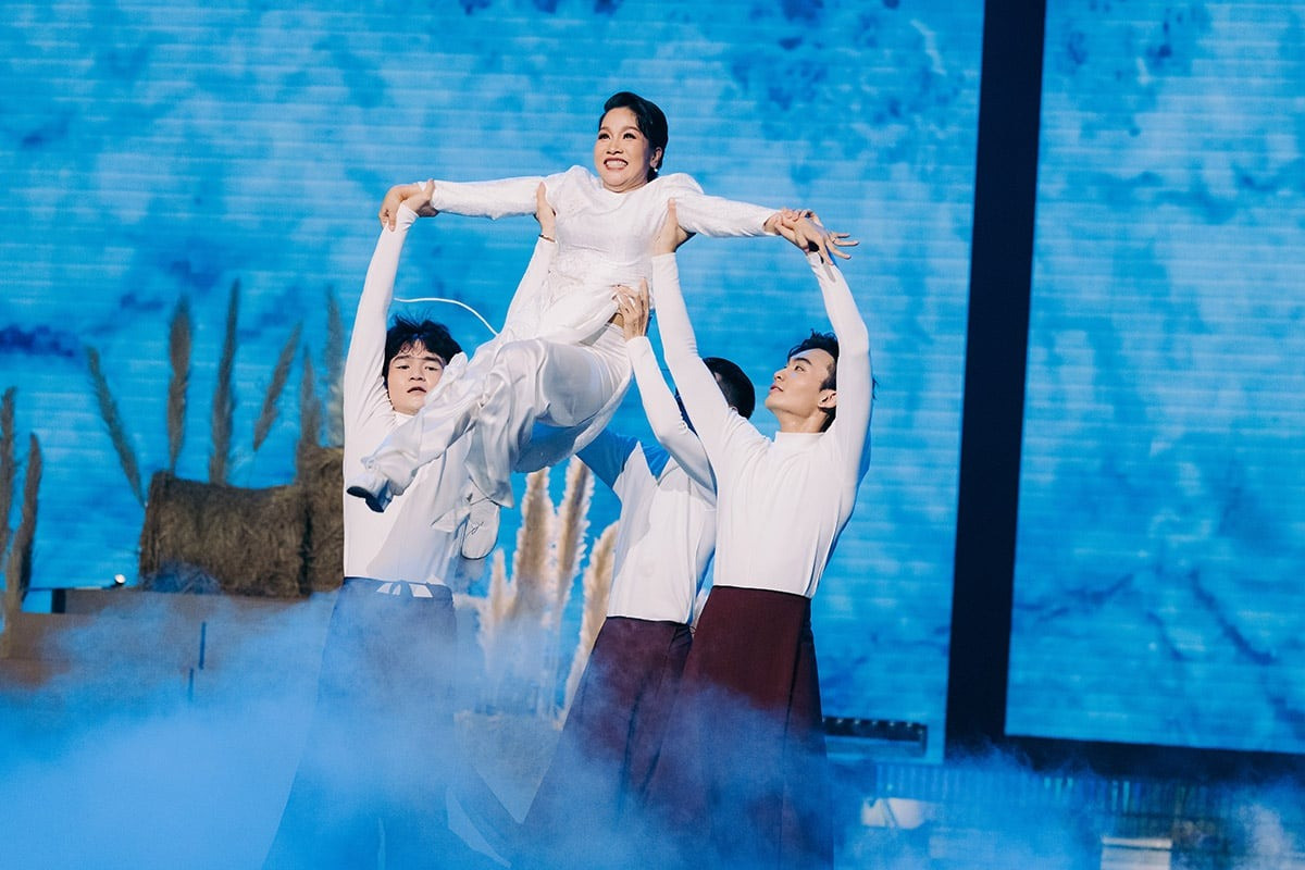 Mỹ Linh thực hiện nhiều vũ đạo khó tại Chị đẹp đạp gió rẽ sóng. Mỹ Linh thực hiện nhiều vũ đạo khó tại Chị đẹp đạp gió rẽ sóng.