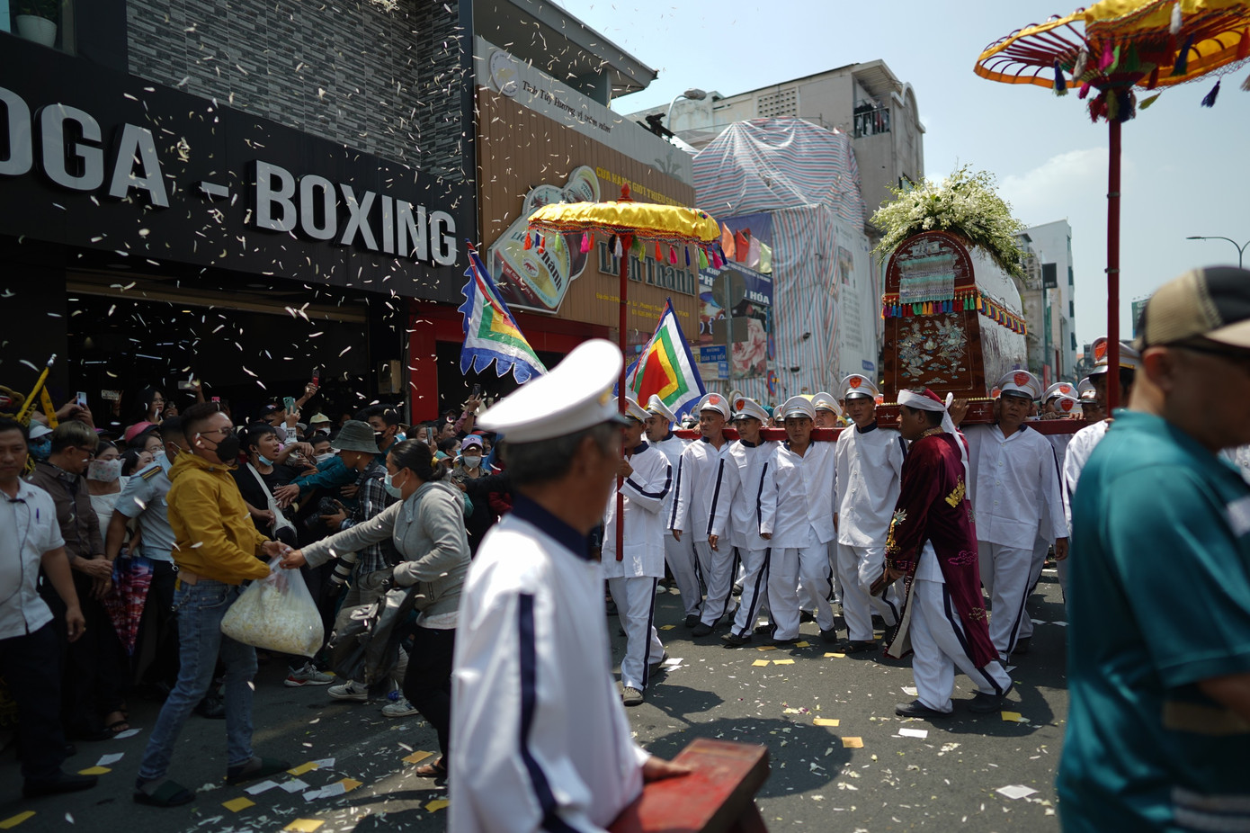 Khung cảnh đông đúc, âm nhạc da diết tiễn biệt người nghệ sĩ tài hoa về đất mẹ.