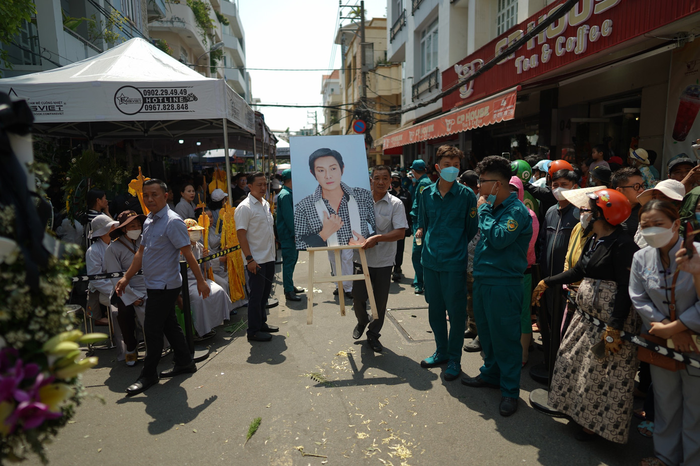 Dòng người đông nghẹt tiễn NSƯT Vũ Linh về nơi an nghỉ cuối cùng.