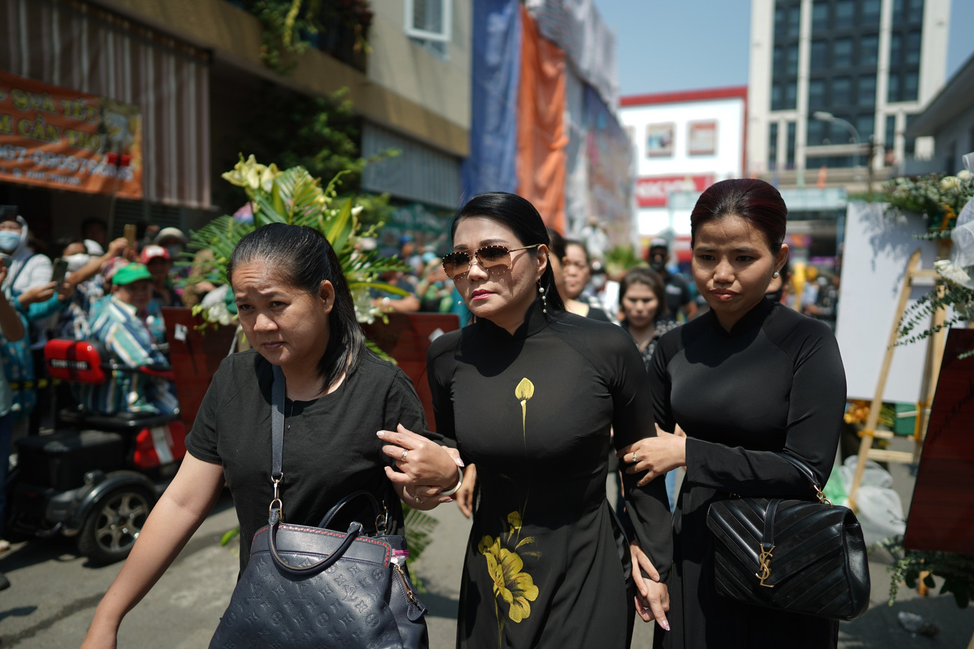 Ngọc Huyền tại đám tang NSƯT Vũ Linh. Ngọc Huyền tại đám tang NSƯT Vũ Linh.