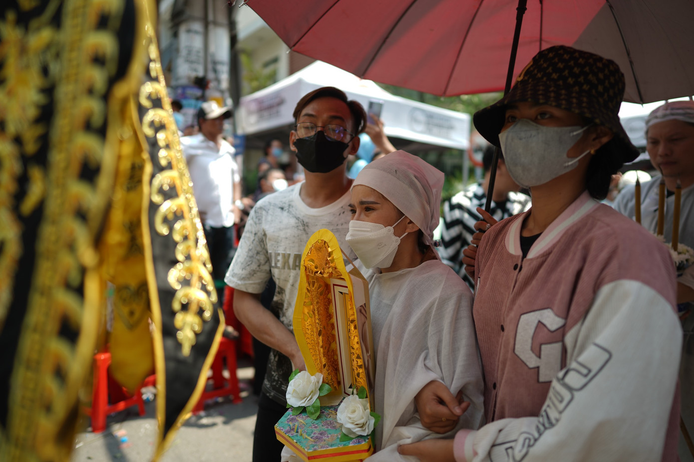 Người con trai được NSƯT Vũ Linh nhận nuôi từ năm 12 tuổi cầm lư hương của cha trong tang lễ. Bình Tinh không nén nổi xúc động khi cầm bài vị. Cô được người dìu vì bước đi không vững.