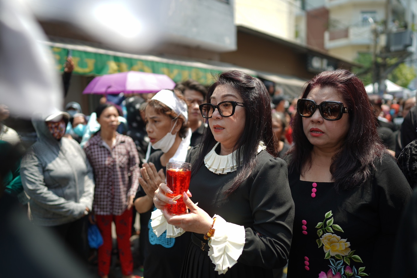 Đoàn đưa tang lên đến cả nghìn người. Con đường Phan Đăng Lưu vốn rộng lớn trở nên kẹt cứng bởi dòng người đưa tiễn NSƯT Vũ Linh.