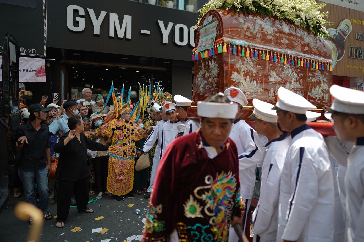 Đội mai táng khiêng linh cữu NSƯT Vũ Linh lên đến hơn 20 người. Trên cỗ áo quan để đầy hoa tiếc thương người nghệ sĩ tài hoa. Theo sau là người dân đưa tiễn NSƯT Vũ Linh.