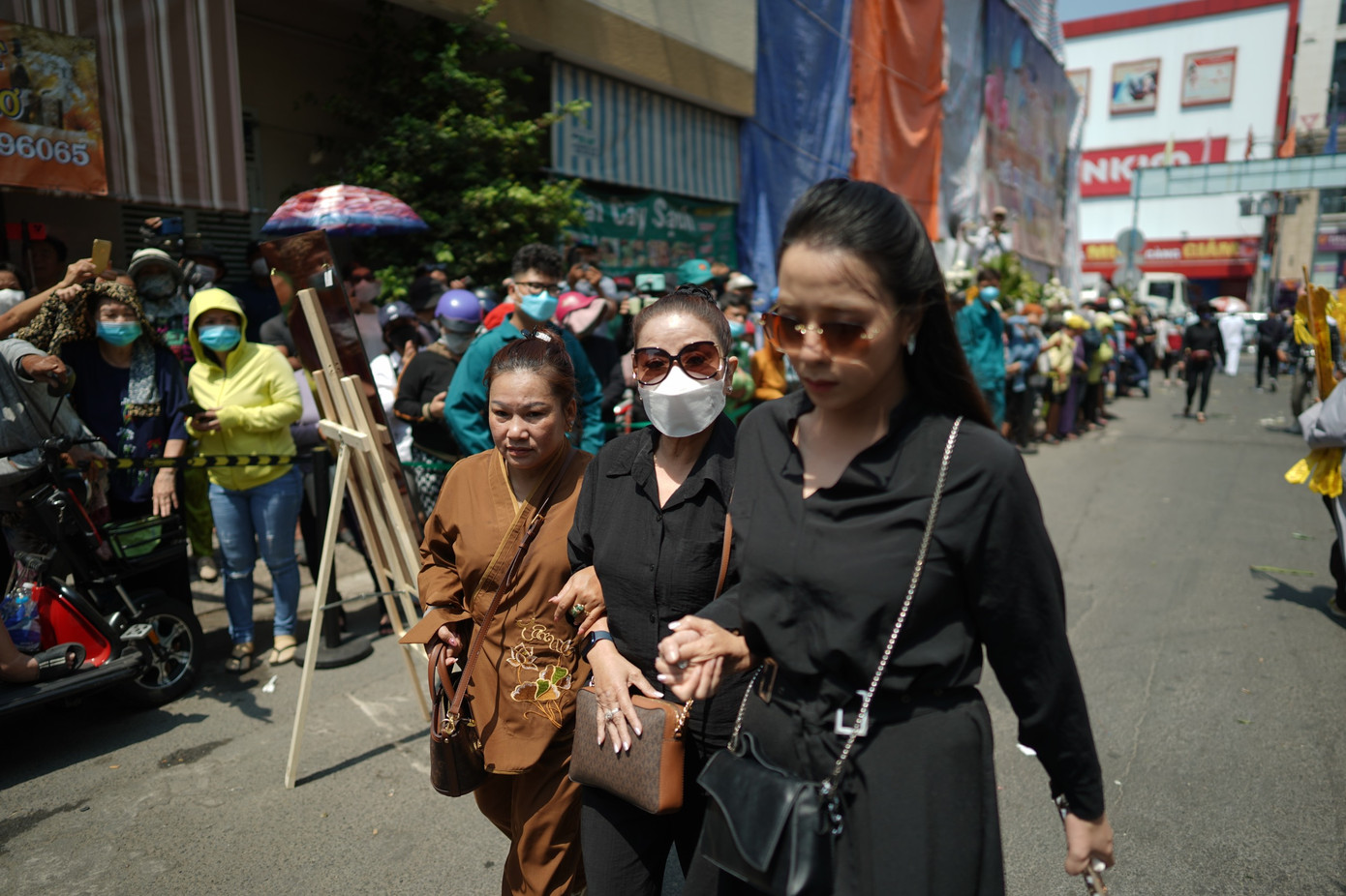 NSND Thoại Miêu được người thân dìu trong ngày đưa tiễn NSƯT Vũ Linh.