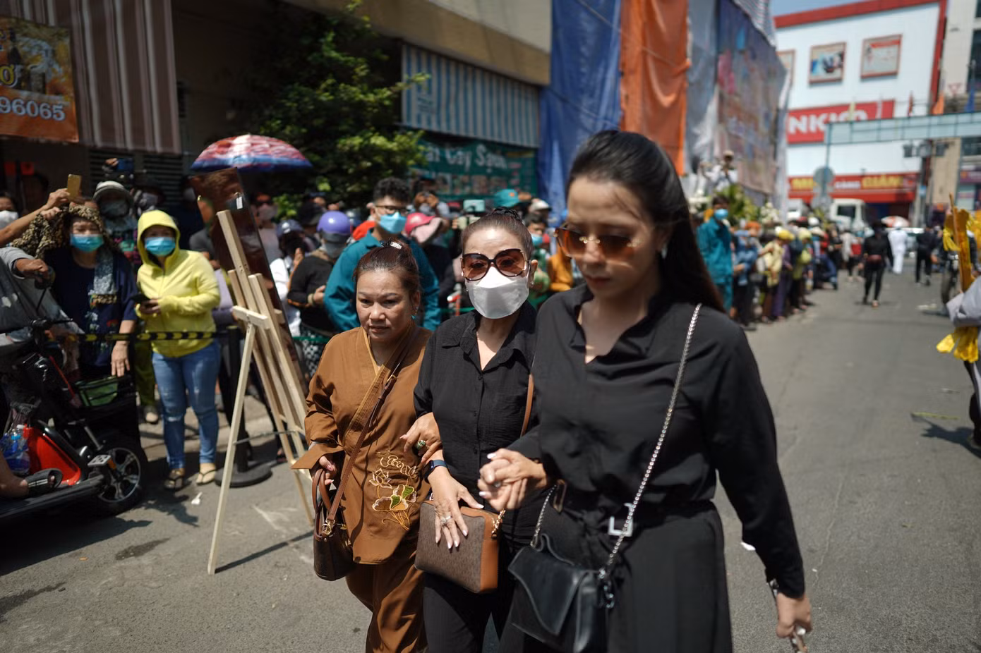 NSND Thoại Miêu được người thân dìu trong ngày đưa tiễn NSƯT Vũ Linh.