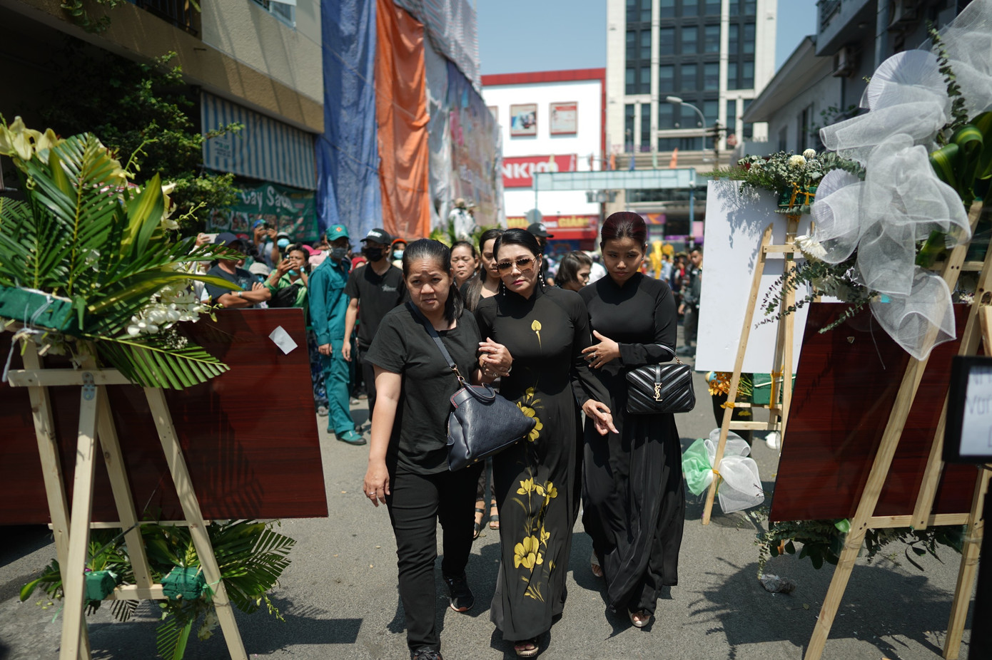 Ngọc Huyền được người thân dìu để đưa tiễn NSƯT Vũ Linh.