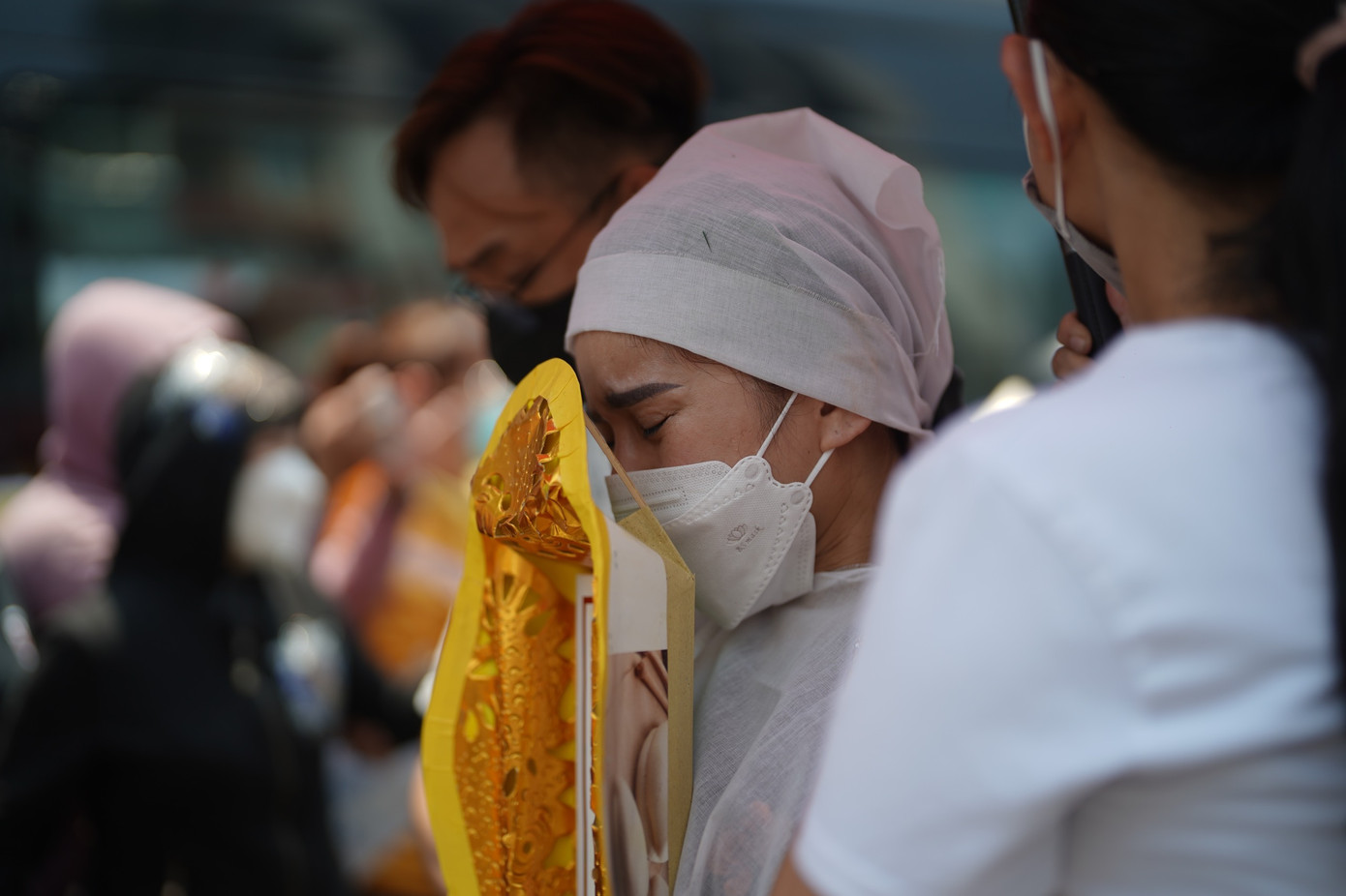 Hàng nghìn người xuống đường tiễn NSƯT Vũ Linh về nơi an nghỉ cuối cùng. Ảnh: Phạm Nguyễn.