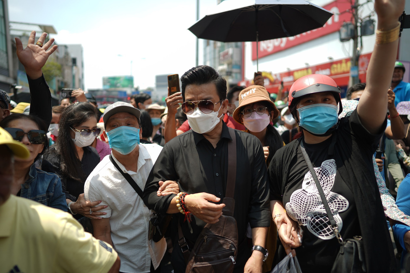 NSƯT Lê Tứ được người dìu đi đưa tiễn NSƯT Vũ Linh. Thời kỳ video cải lương thịnh hành, Lê Tứ là kép trẻ mới nổi. Anh tham gia nhiều vở diễn cùng ông hoàng cải lương tuồng cổ.