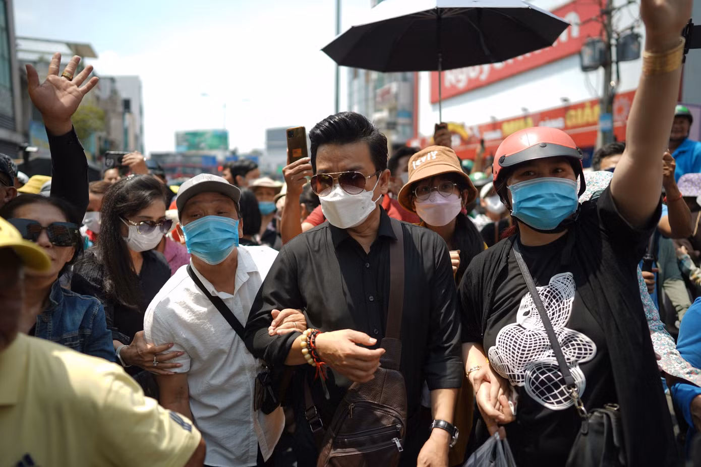 NSƯT Lê Tứ được người dìu đi đưa tiễn NSƯT Vũ Linh. Thời kỳ video cải lương thịnh hành, Lê Tứ là kép trẻ mới nổi. Anh tham gia nhiều vở diễn cùng ông hoàng cải lương tuồng cổ.
