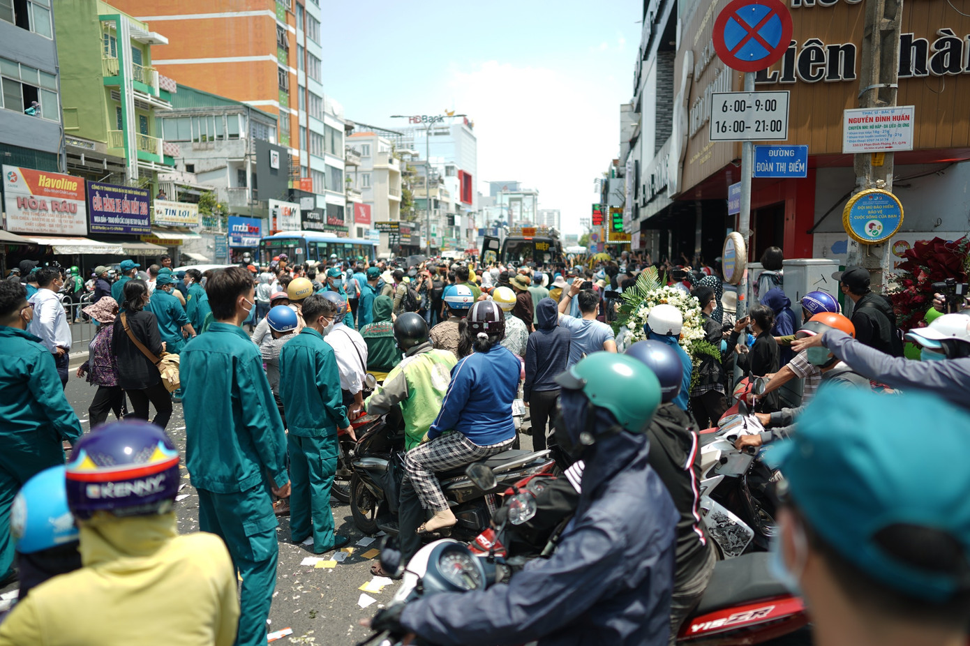 Dòng người đông nghẹt tiễn NSƯT Vũ Linh về nơi an nghỉ cuối cùng.