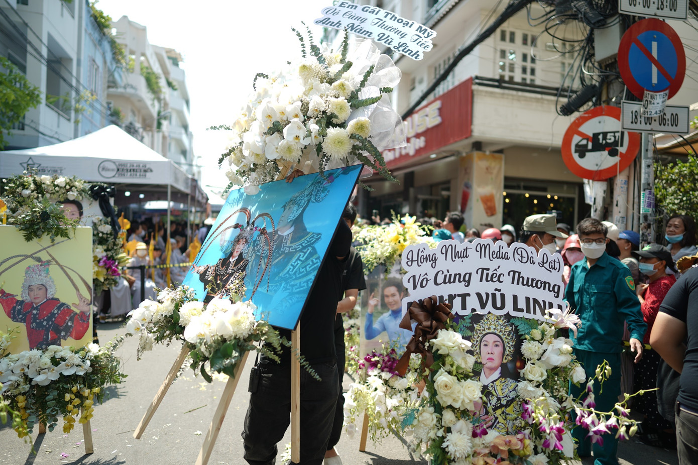 Lễ động quan của NSƯT Vũ Linh diễn ra lúc 11h30 sáng. Từ sớm, đông đảo người dân đến xếp hàng để chuẩn bị tiễn đưa ông hoàng Hồ quảng sau 4 đêm tổ chức tang lễ.