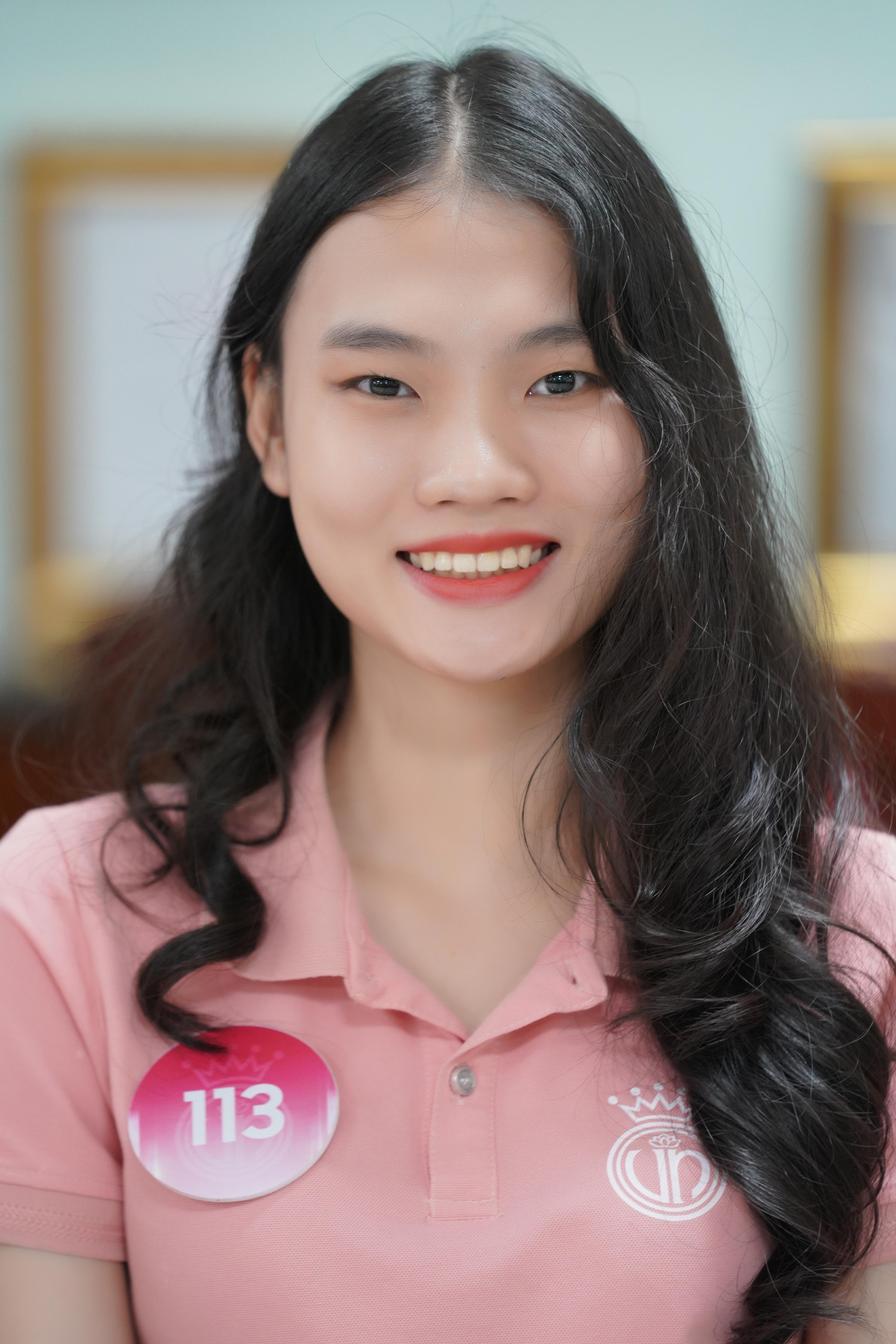 Theo lời chuyên gia Khuất Ánh Tuyết, cười là truyền năng lượng tích cực đến người khác. Nụ cười cũng là vẻ đẹp trên khuôn mặt người phụ nữ. Cách cười thể hiện nét đẹp tinh thần lẫn hình thể cho thí sinh. Lê Thị Tuyết Lâm (SBD 273) và Nguyễn Lê Hoàng Linh (SBD 113) cười tự nhiên trong buổi tập. Theo lời chuyên gia Khuất Ánh Tuyết, cười là truyền năng lượng tích cực đến người khác. Nụ cười cũng là vẻ đẹp trên khuôn mặt người phụ nữ. Cách cười thể hiện nét đẹp tinh thần lẫn hình thể cho thí sinh. Lê Thị Tuyết Lâm (SBD 273) và Nguyễn Lê Hoàng Linh (SBD 113) cười tự nhiên trong buổi tập.